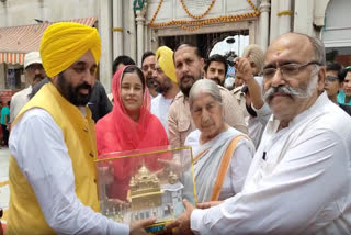 Chief Minister Bhagwant Mann reached Durgiana Tirth with his daughter Niamat
