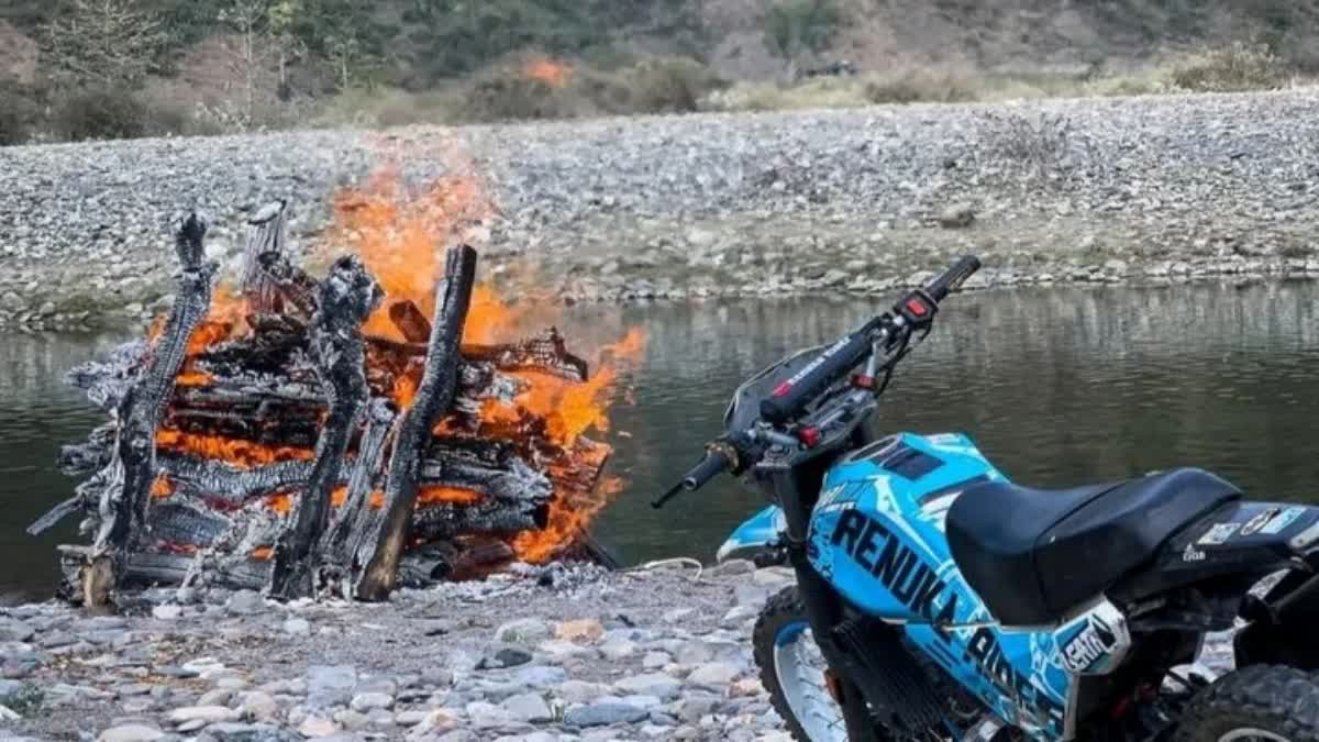 अंतिम संस्कार में शामिल हुई बाइक