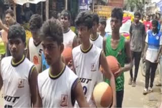 சீருடை, கூடைப்பந்துடன் அஞ்சலி செலுத்திய மாணவர்கள்