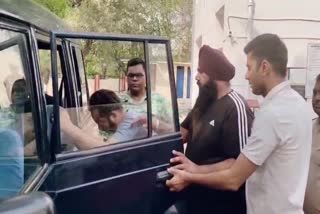 फ्लैट मामले को सेटल करने के नाम पर मांगा घूस