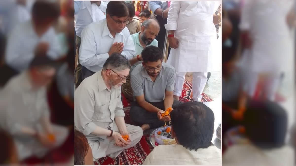 Former Union Minister Santosh Gangwar immerses ashes of his wife in River Ganga