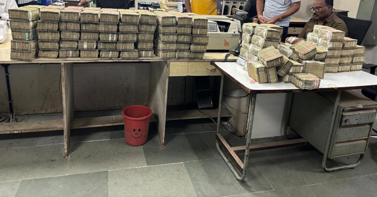 INCOME TAX DEPARTMENT  UNDISCLOSED TRANSACTIONS  CASH AND DOCUMENTS OF UNACCOUNTED  90 CRORE SEIZED BY IT