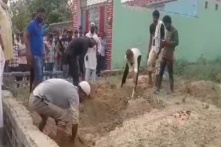 रामपुर में युवक का शव कब्र से निकाला गया.