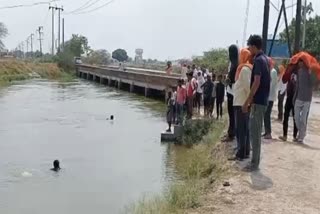 हादसे के बाद मौके पर मौजूद भीड़