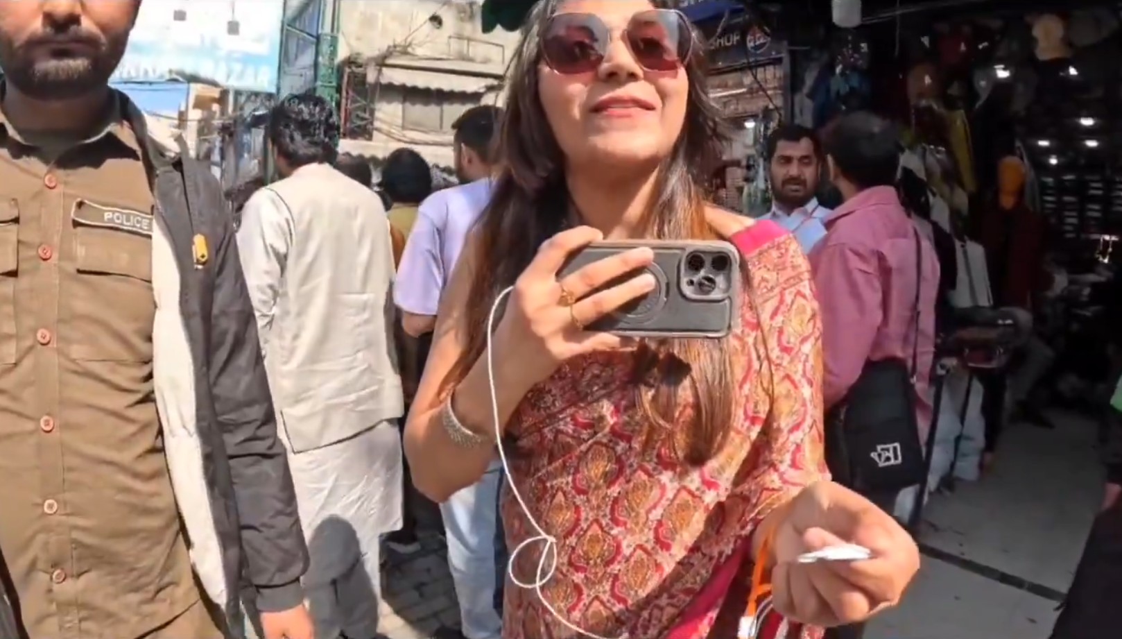 جیوتی ملہوترا پاکستانی بندوق بردار کے ساتھ