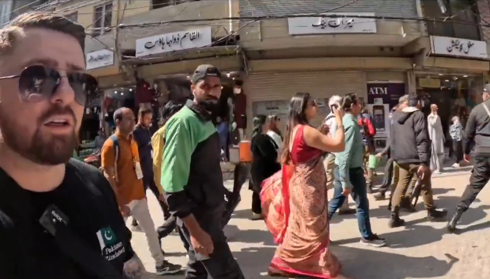 جیوتی ملہوترا پاکستانی سکیورٹی اہلکاروں کے ساتھ