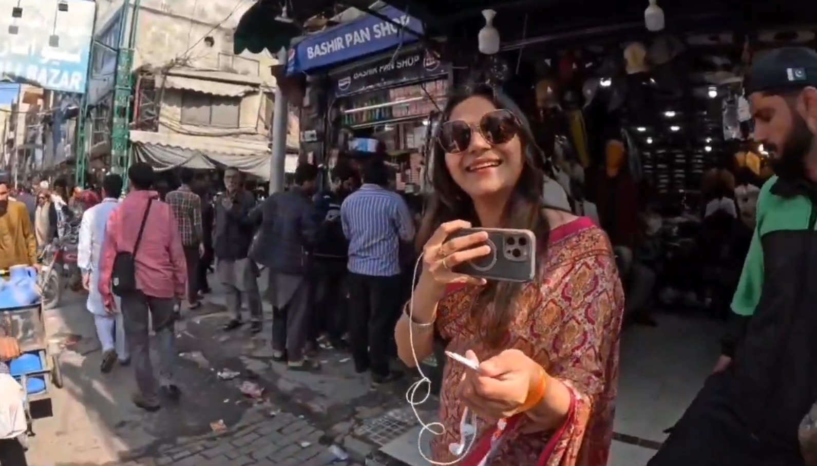 لاہور کے انارکلی بازار میں جیوتی ملہوترا