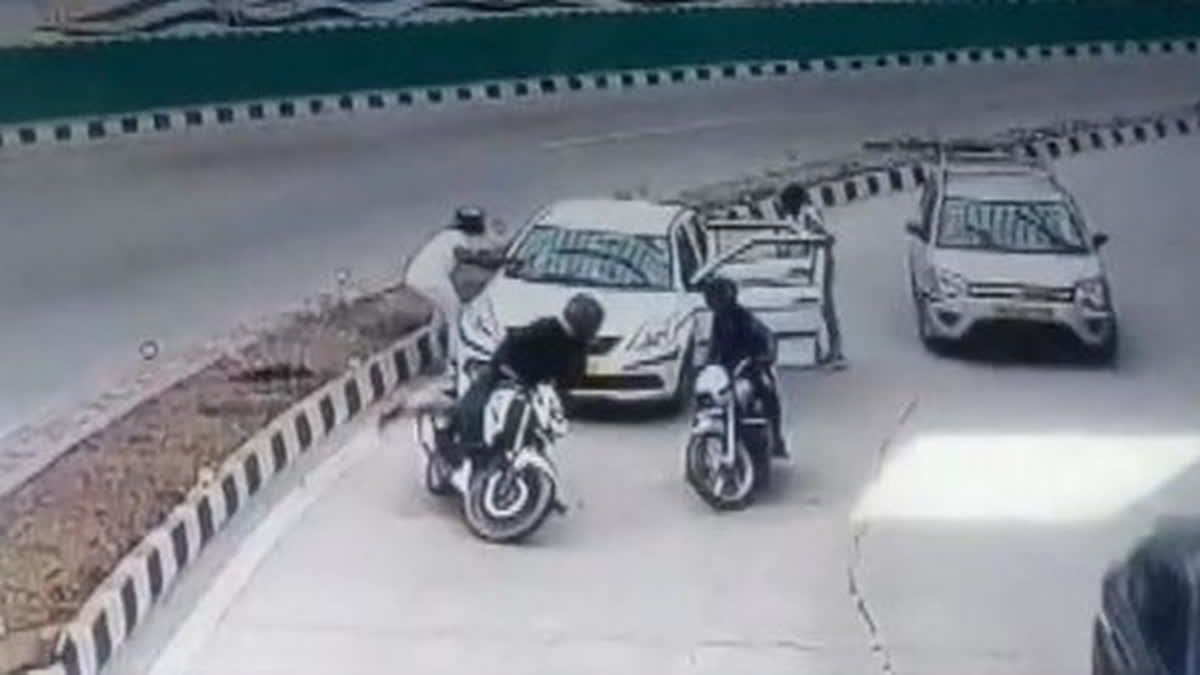4 bike-borne men intercepting car inside Pragati Maidan tunnel