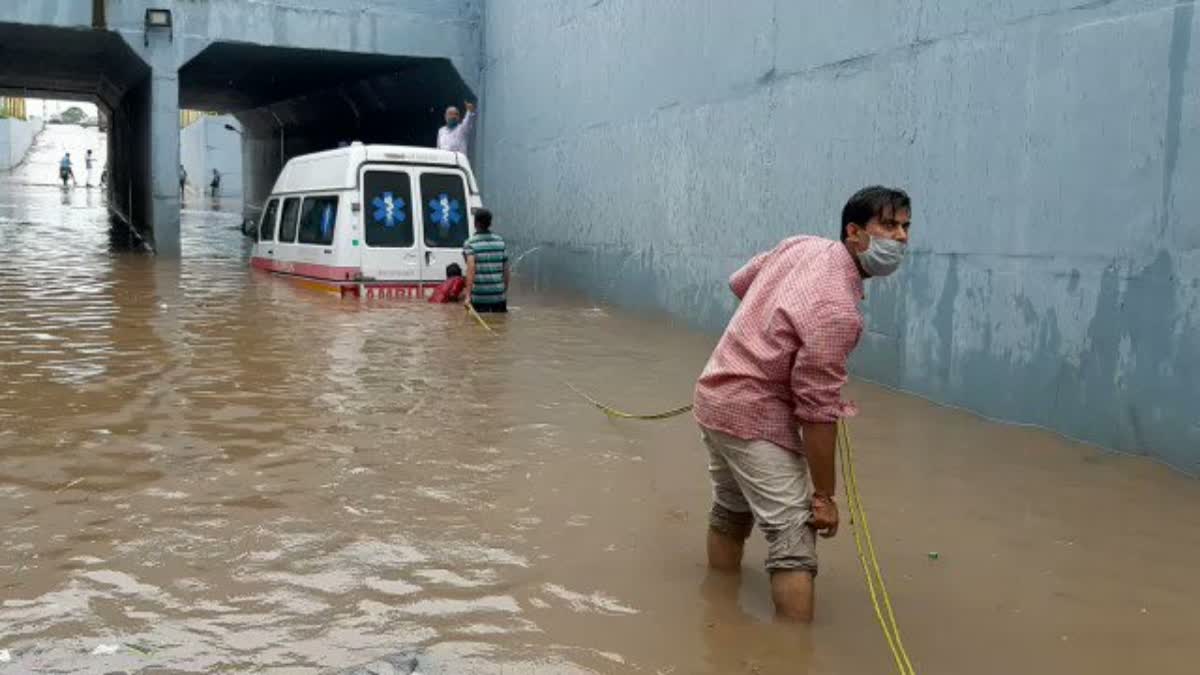 Rajkot Rain: ગોંડલમાં વરસાદથી તારાજી સર્જાઈ, વીજળી પડતાં ખેત મજૂરનું થયું મોત