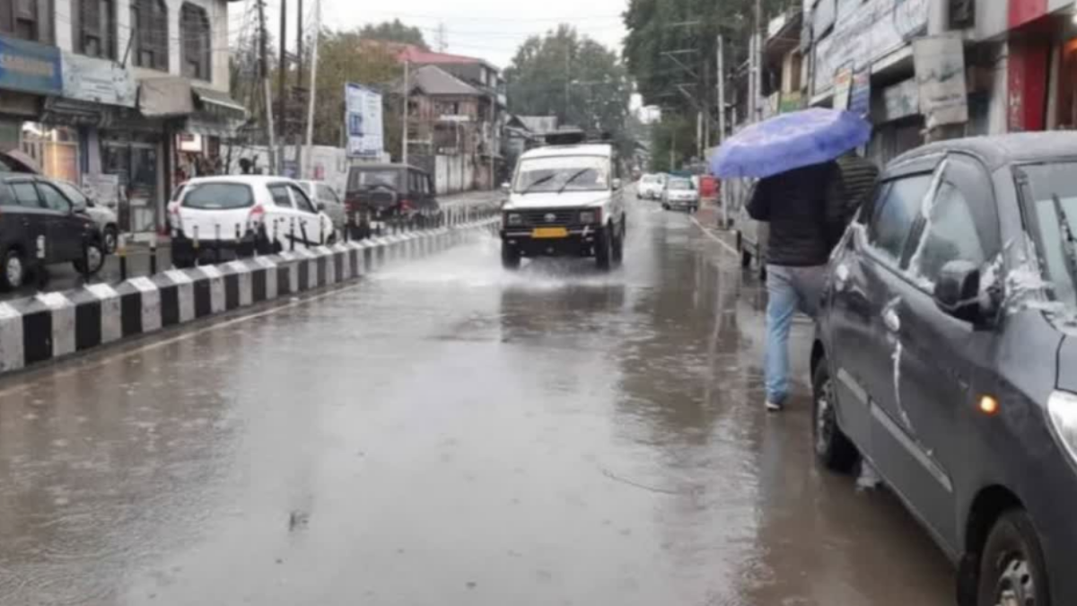 کشمیر میں بارشوں سے لوگوں کو شدید گرمی سے راحت، مزید بارشوں کا امکان