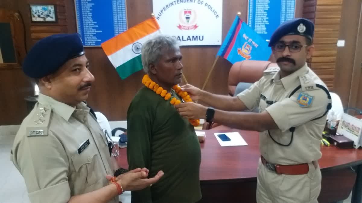 naxali deepak rajwar  surrendered