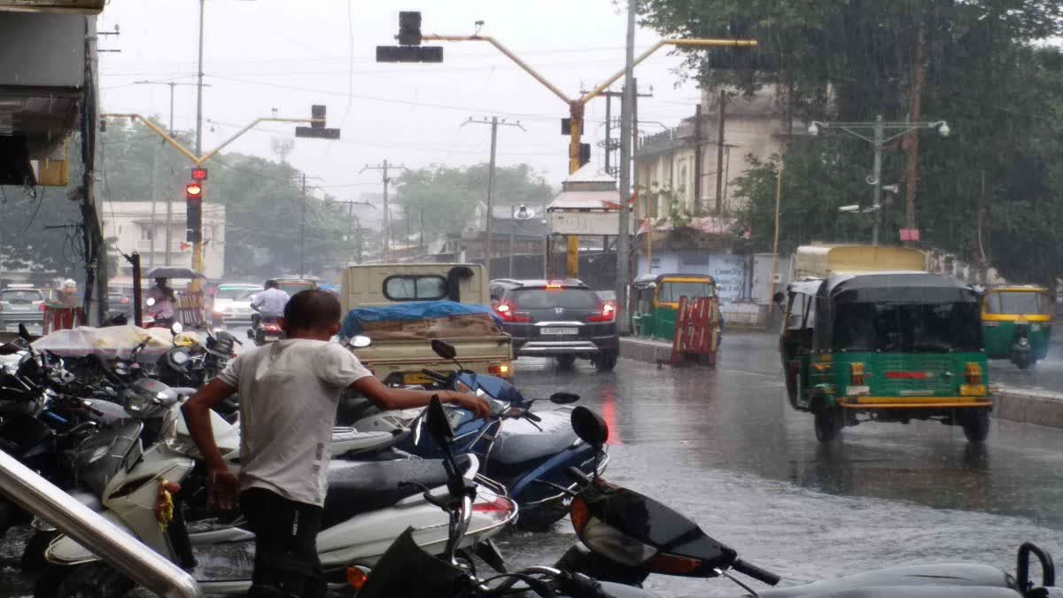 Vadodara Rain : વડોદરામાં મેઘરાજાની એન્ટ્રી, પાણી ભરાતા રાહદારીઓ-વાહન ચાલકોને મુશ્કેલીઓ