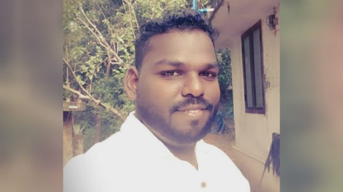 murder kasarkod  Youth stabbed to death in Kasaragod  യുവതിയ ശല്യം ചെയ്‌തയാളെ ചോദ്യം ചെയ്യാനെത്തി  ബന്ധുവായ യുവാവ് കുത്തേറ്റ് മരിച്ചു  കാസര്‍കോട് കജംപടി  യുവാവിനെ കുത്തിക്കൊലപ്പെടുത്തി  പവൻ രാജും സന്ദീപയും തമ്മിൽ വാക്ക് തർക്കം  പരിയാരം മെഡിക്കൽ കോളജ്  MURDER CASE  Kasaragod news updates  latest news in Kasaragod