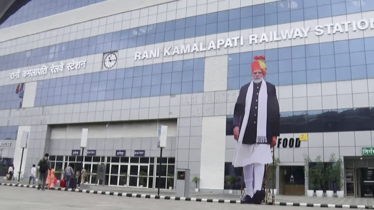 PM MODI VISIT MP MODI FLAG OFF FIVE VANDE BHARAT TRAIN FROM BHOPAL RANI KAMLAPATI RAILWAY STATION