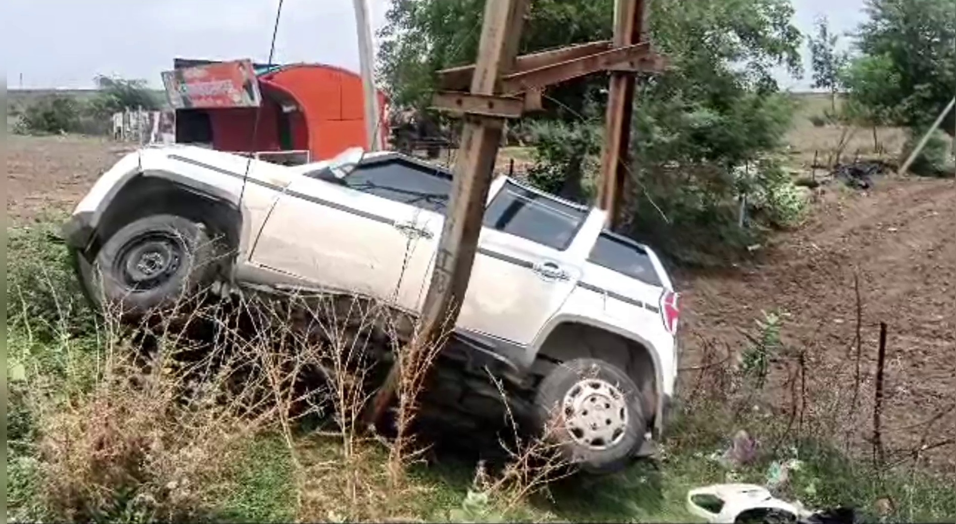 Car stuck in electric pole in Shivpuri