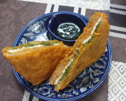 Monsoon Snacks  Indian Snacks  Snacks to munch on rainy season  Tea  Chai  Onion Pakora  Samosa  Bread Pakora  Moong Dal Pakora  Vada Pav