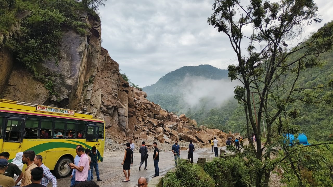 NH Closed in Mandi Due to Landslide.