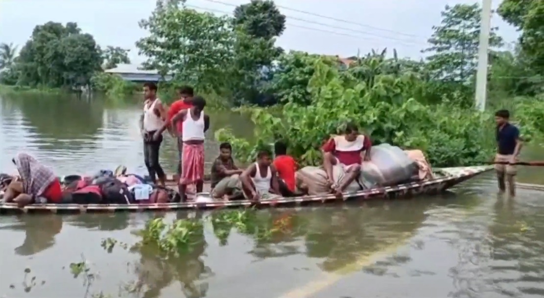 असम में बाढ़ से प्रभावित लोग