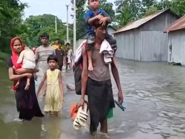 असम में बाढ़ से प्रभावित लोग