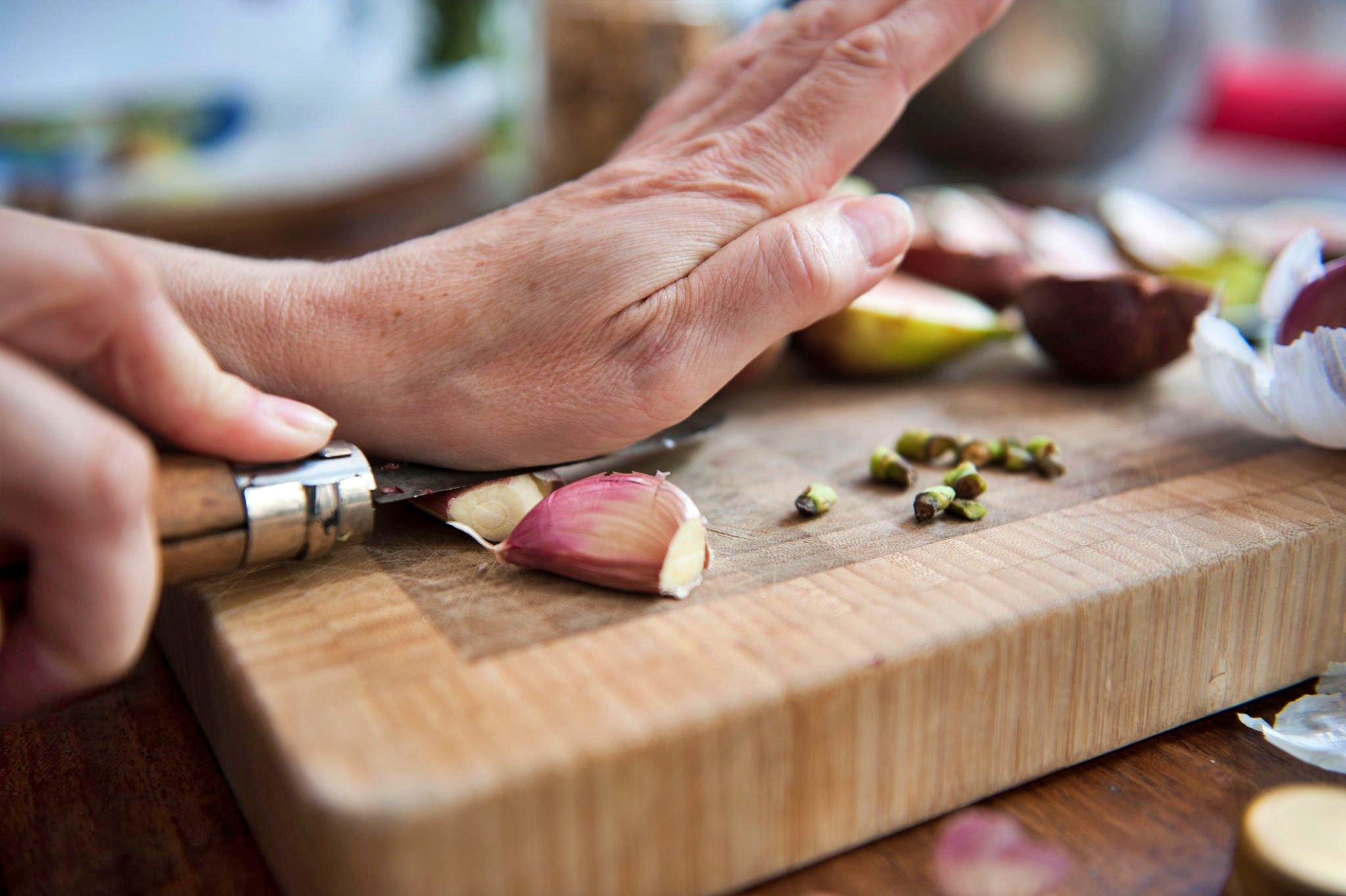 How to Peel Garlic Quickly and Easily Learn Step by Step