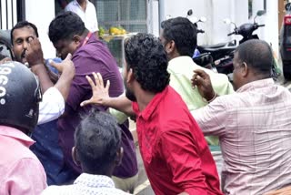 citu workers attacked journalists  kottayam thiruvarpu  citu attacked journalists  journalist attacked by citu  mathrubhumi reporter  മാതൃഭൂമി  തിരുവാർപ്പിലെ സിഐടിയു സമരം  സിഐടിയു സമരം തിരുവാർപ്പ്  സിഐടിയു പ്രവർത്തകർ  സിഐടിയു മർദനം  സിഐടിയു മർദനം മാധ്യമപ്രവർത്തകർ  മാധ്യമപ്രവർത്തകർക്ക് മർദനം  മാധ്യമപ്രവർത്തകർക്ക് മർദനം സിഐടിയു