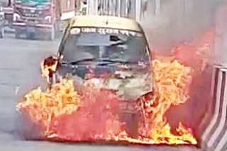 गांधी सेतु पर कार में लगी आग