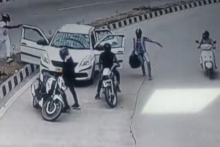 Delhi Police  delivery agent and his associate were robbed  delivery agent and associate robbed at gunpoint  Delhi Crime  cctv visuals of Delhi Crime  delhi robbery  delhi robbery cctv  ഡൽഹി  ഡൽഹി കവർച്ച  ഡൽഹി തോക്ക് ചൂണ്ടി കവർച്ച  തോക്ക് ചൂണ്ടി കവർച്ച  ബൈക്കിലെത്തി കവർച്ച  കവർച്ച സിസിടിവി ദൃശ്യങ്ങൾ