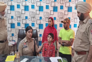 The police handed over the missing child who was unable to hear to his parents within a few hours