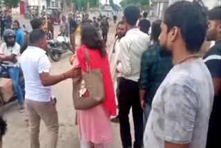 Husband caught wife boyfriend in hotel in Agra