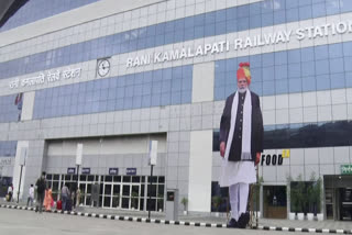 PM MODI VISIT MP MODI FLAG OFF FIVE VANDE BHARAT TRAIN FROM BHOPAL RANI KAMLAPATI RAILWAY STATION