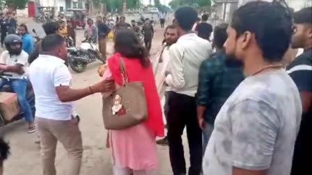 Husband caught wife boyfriend in hotel in Agra