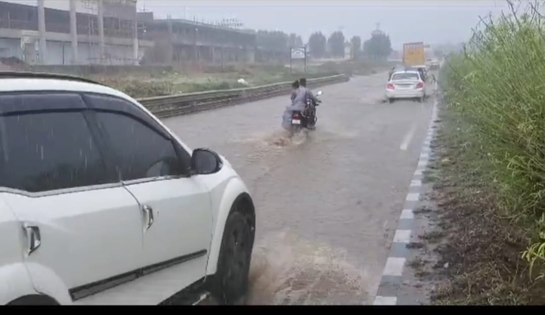 Gujarat Monsoon Updates: ધોધમાર વરસાદથી રાજસ્થાન હાઈવે પર વાહનોની ગતિ ધીમી પડી