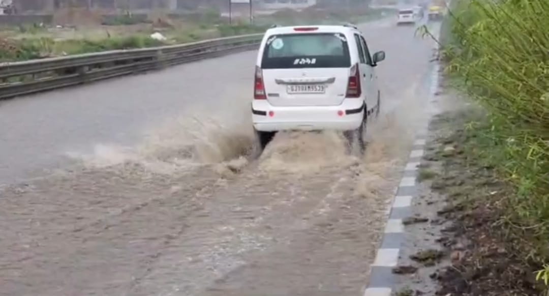 Gujarat Monsoon Updates: ધોધમાર વરસાદથી રાજસ્થાન હાઈવે પર વાહનોની ગતિ ધીમી પડી