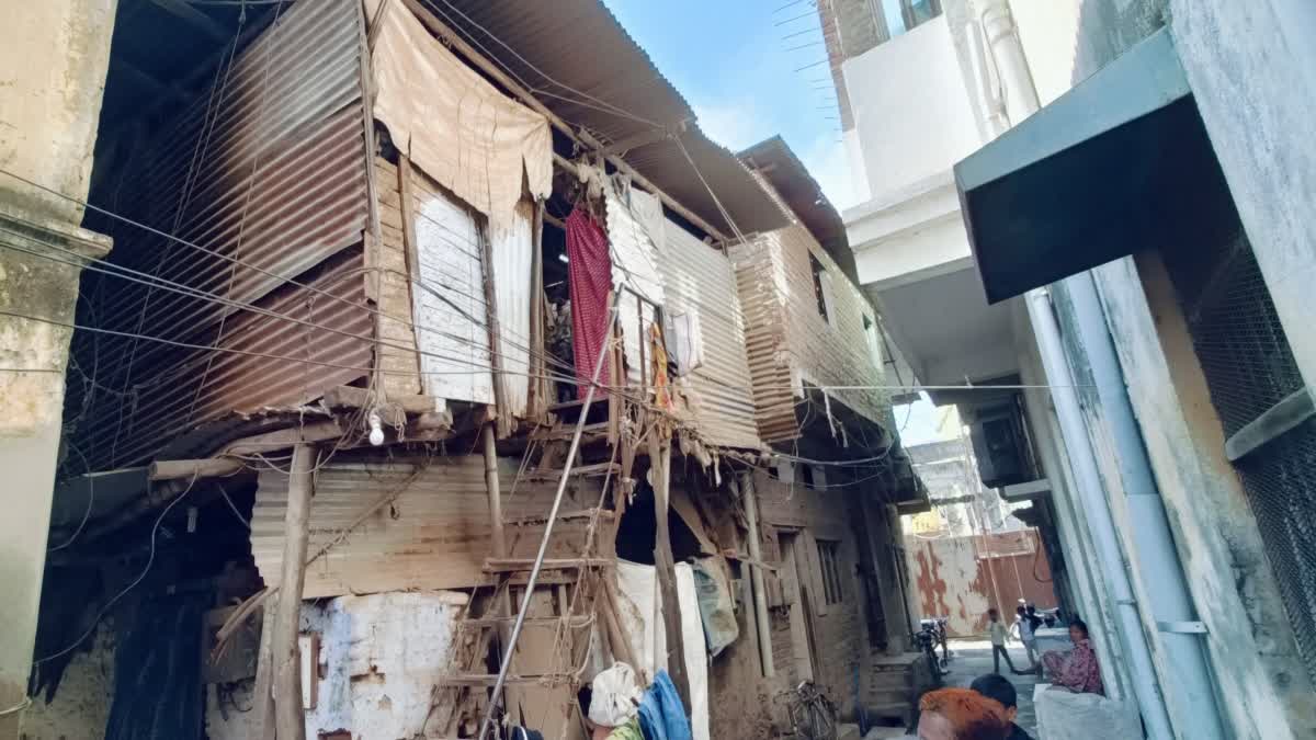 Dilapidated houses in Burhanpur