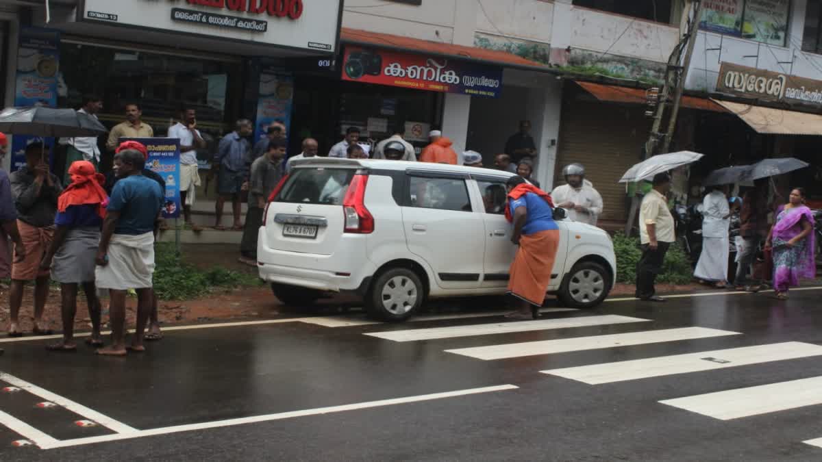 മൂന്ന് വയസ്സുകാരൻ കാറിൽ കുടുങ്ങി  നിർത്തിയിട്ട കാറിൽ കുടുങ്ങി കുട്ടി  BOY WAS STUCK IN A CAR  THREE YEAR OLD BOY WAS STUCK IN CAR