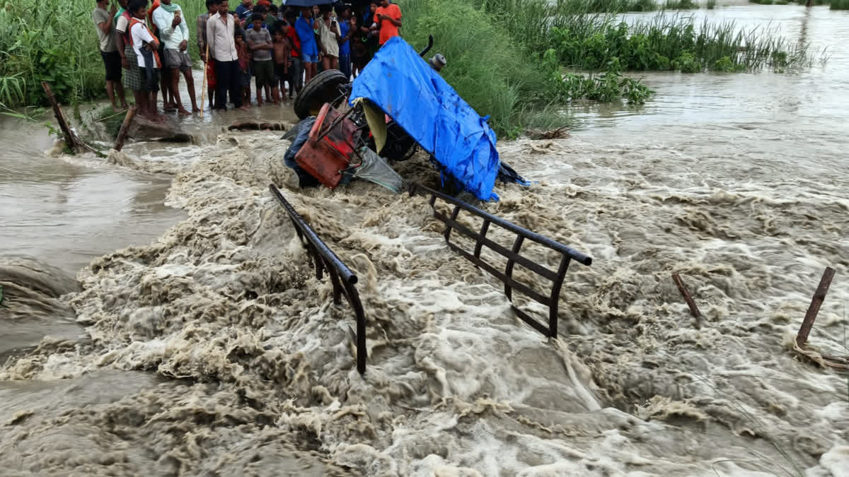 बगहा में पानी के बहाव में फंसा ट्रैक्टर.