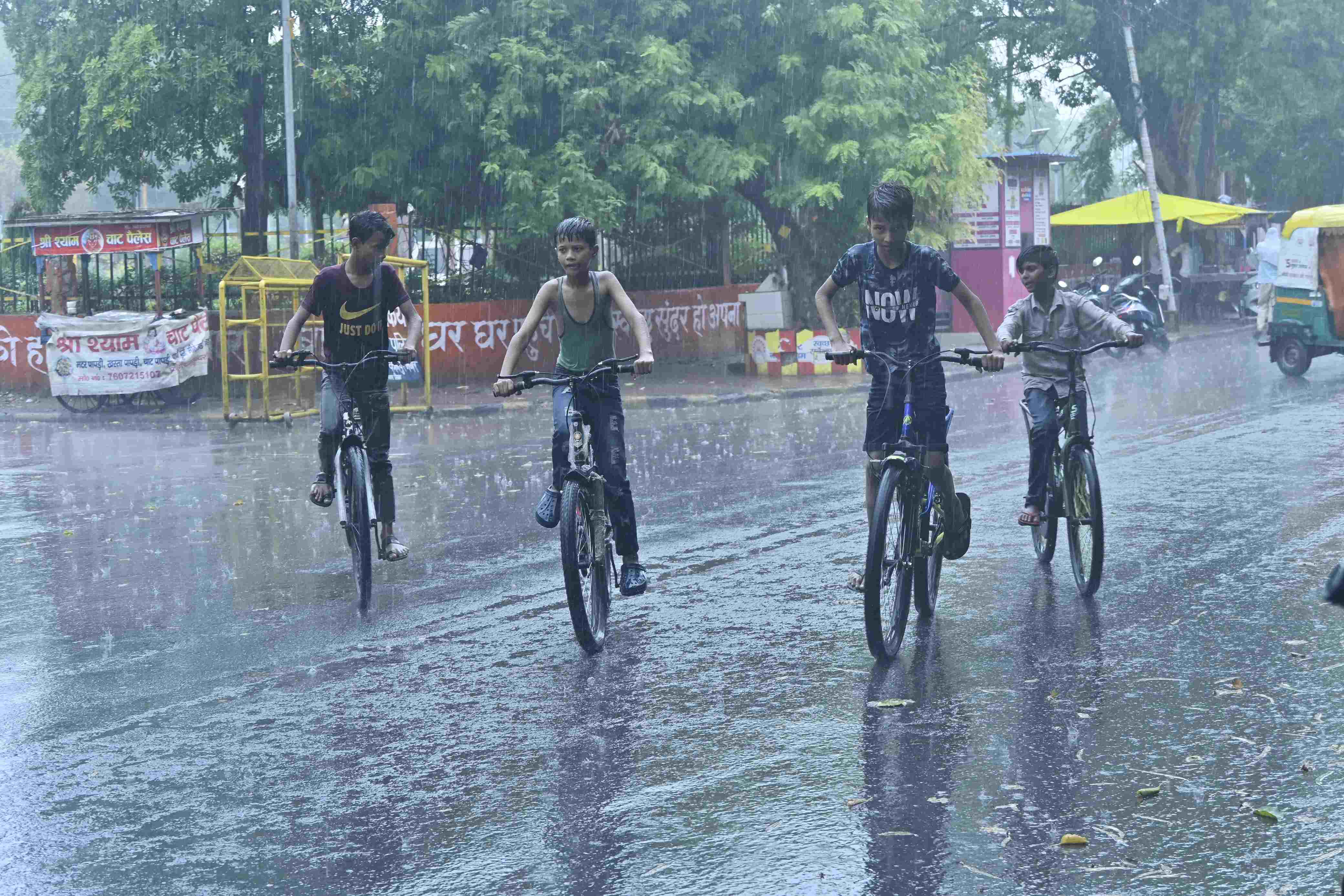 कानपुर में बारिश के दौरान भीगते बच्चे.