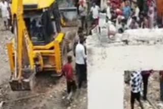 Roof under construction collapsed