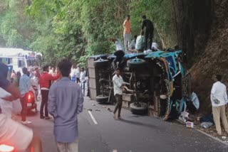 விபத்துக்குள்ளான சுற்றுலா வேன்