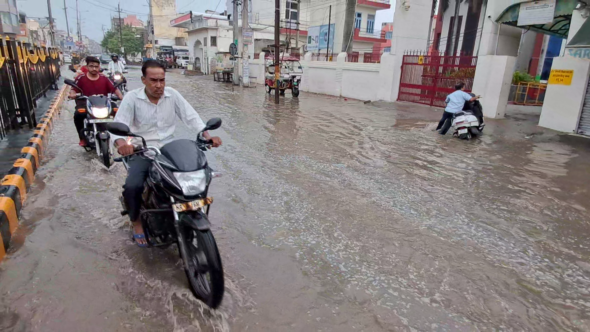 Roads filled with water due to rain in Bhiwani of Haryana people faced problems due to waterlogging in colonies