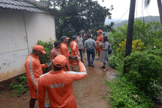 KERALA RAIN UPDATE  PATHANAMTHITTA RAIN  HOLIDAY FOR SCHOOLS  വിദ്യാഭ്യാസ സ്ഥാപനങ്ങൾക്ക് അവധി