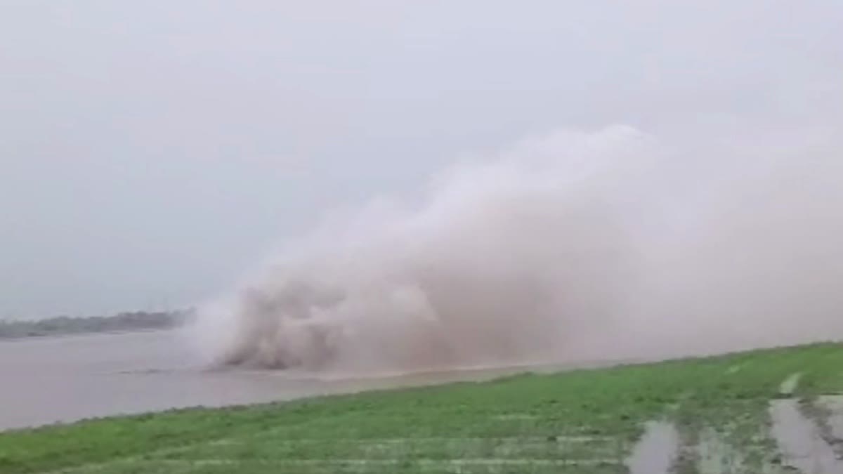 gas pipeline burst in yamuna river