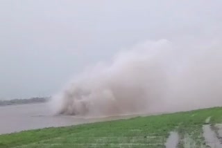 gas pipeline burst in yamuna river