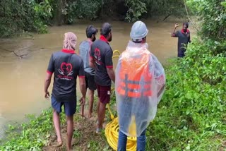 wayanad  Man missing  വയോധികനെ ദുരൂഹ സാഹചര്യത്തില്‍ പുഴയോരത്ത് കാണാതായി  മുതലയുടെ ആക്രമണമെന്ന് സംശയം  പുല്ലരിയാൻ പോയ വയോധികനെ കാണാതായി  കാരാപ്പുഴ കുണ്ടുവയൽ  മീനങ്ങാടി പൊലീസ്  kerala news updates