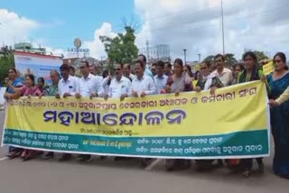 non govt lecturers protest at lower pmg