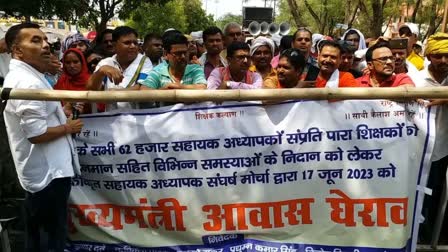 Para teacher hunger strike against