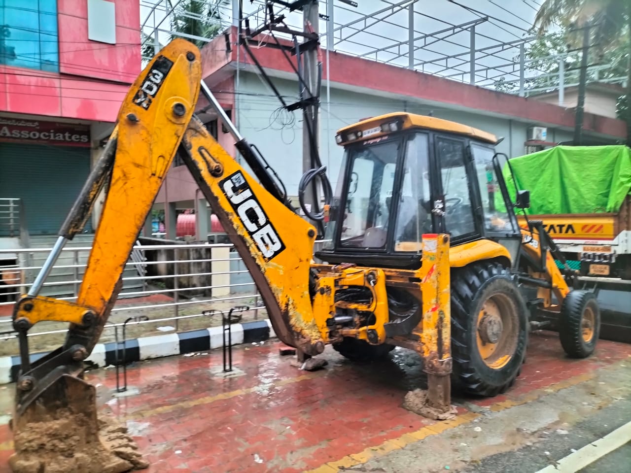 crime-Thief attempt-to-theft-atm-by-using-jcb-shivamogga