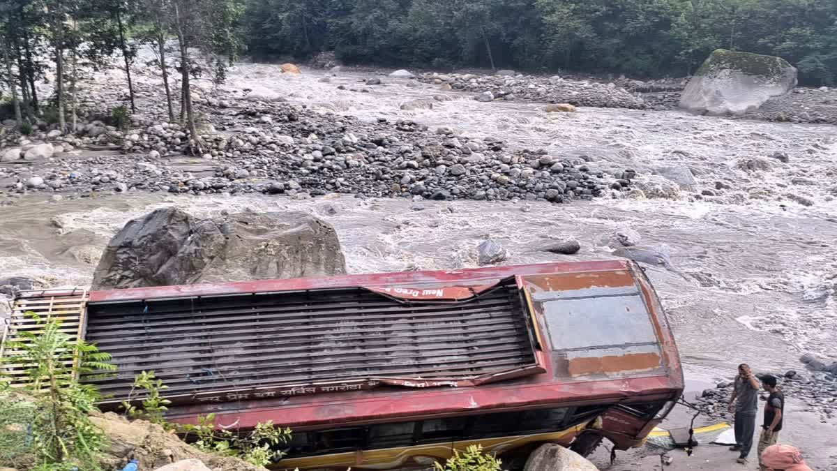 मनाली के बाहनू में सड़क से नीचे लुढ़की निजी बस, 12 लोग घायल - Kullu Road  Accident