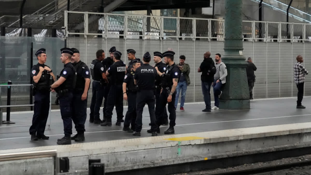 PARIS RAIL NETWORK STOPPED