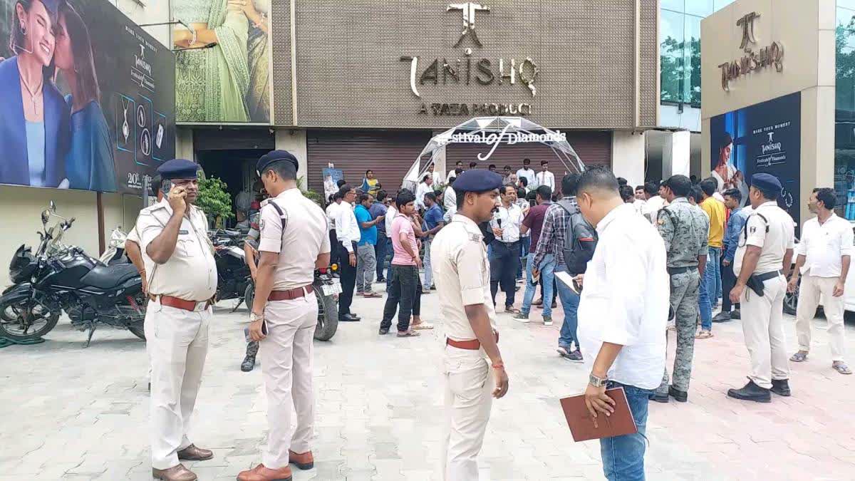 7 Men Posing As Buyers Loot Jewellery Worth Rs 2 Cr From Tanishq Showroom In Purnea